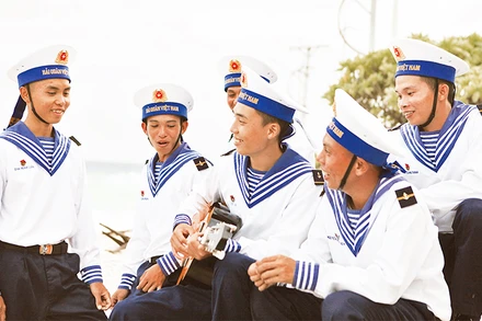 Đội văn nghệ xung kích đảo Song Tử Tây. 