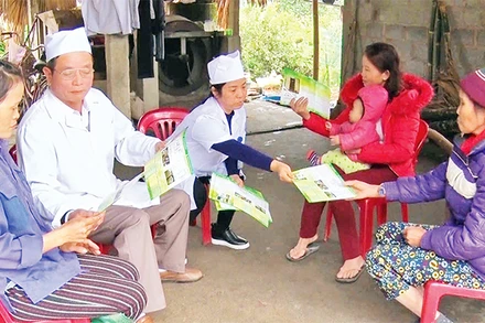 Cán bộ Trạm Y tế xã Phú Lạc, huyện Đại Từ (Thái Nguyên) tuyên truyền phòng bệnh truyền nhiễm cho người dân.