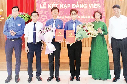 Lãnh đạo Quận ủy Thanh Xuân chúc mừng học sinh được kết nạp Đảng tại Chi bộ Trường THPT Trần Hưng Đạo-Thanh Xuân.