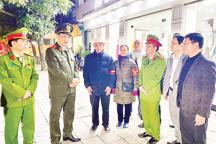 Lãnh đạo Công an tỉnh Thanh Hóa trao đổi với lực lượng tại chỗ nắm tình hình công tác bảo đảm an ninh trật tự từ cơ sở.