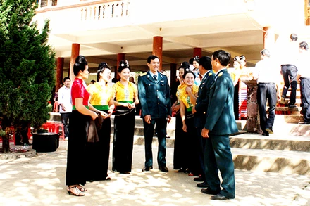 Phút giao lưu, gặp gỡ giữa bộ đội Phòng không-Không quân và nhân dân các dân tộc xã Thanh Minh, thành phố Điện Biên Phủ, tỉnh Điện Biên.