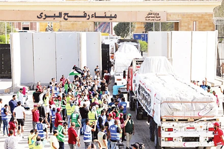 Hàng viện trợ được đưa vào Gaza qua cửa khẩu Rafah. (Ảnh REUTERS)