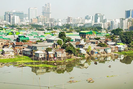 Một khu định cư ở thủ đô Dhaka của Bangladesh. (Ảnh LIÊN HỢP QUỐC)