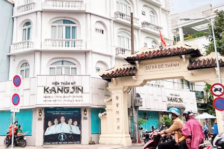 Cơ sở thẩm mỹ Kang Jin (Quận 3) từng bị cơ quan chức năng xử phạt khi quảng cáo sản phẩm, hàng hóa, dịch vụ đặc biệt chưa được cấp phép. (Ảnh QUANG QUÝ)