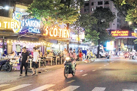 Đường Vĩnh Khánh nhộn nhịp về đêm. (Ảnh THẾ ANH)