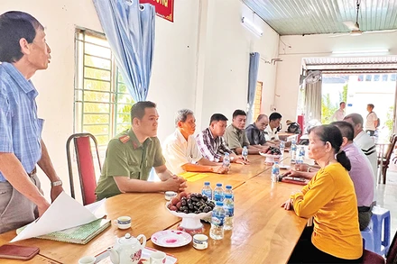 Tổ công tác hòa giải Khu phố 11, Phường 14 họp bàn giải quyết một vụ việc xảy ra trên địa bàn.