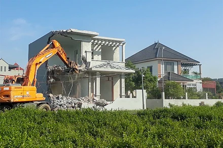 Lực lượng chức năng xã Phù Lỗ, huyện Sóc Sơn cưỡng chế một trường hợp xây dựng trái phép trên đất nông nghiệp. (Ảnh HOÀNG SƠN)