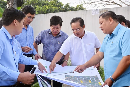 Đồng chí Nguyễn Văn Được (thứ hai từ phải sang) kiểm tra, chỉ đạo đẩy nhanh tiến độ thực hiện công trình đường vành đai 3 - Thành phố Hồ Chí Minh qua địa bàn tỉnh Long An.