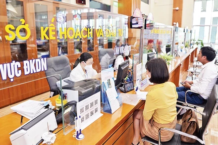 Doanh nghiệp thực hiện thủ tục hành chính tại Trung tâm phục vụ hành chính công tỉnh Bắc Giang. (Ảnh DUY LINH)