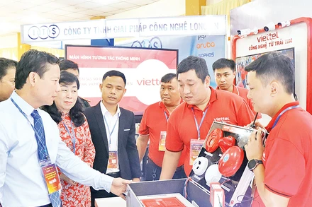 Lãnh đạo tỉnh Long An tham quan mô hình chuyển đổi số của Viettel đang triển khai trên địa bàn tỉnh.