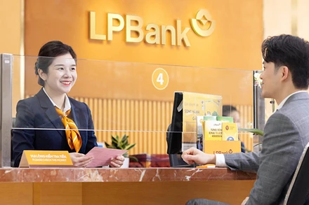 Khách hàng giao dịch tại LPBank. (Ảnh PHONG ANH)