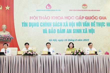 Các đại biểu chủ trì hội thảo về tín dụng chính sách xã hội.