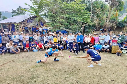 Bà con các dân tộc xã Na Mèo, huyện Quan Sơn, tỉnh Thanh Hóa tham gia các trò chơi dân gian tại Ngày hội Biên phòng toàn dân năm 2025. (Ảnh VIẾT LAM)