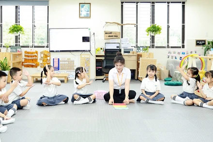 Giờ hoạt động của trẻ ở Trường mầm non Cổ Loa, huyện Đông Anh, thành phố Hà Nội. (Ảnh PHƯƠNG ANH)