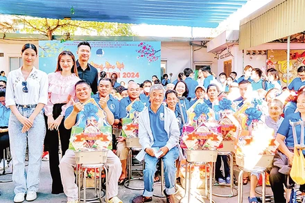 Hội Liên hiệp Thanh niên Thành phố Hồ Chí Minh trao quà Tết tặng các gia đình người khuyết tật có hoàn cảnh khó khăn.