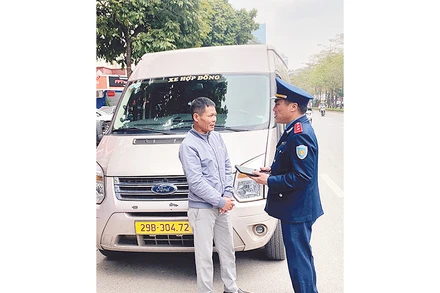 Thanh tra giao thông quận Nam Từ Liêm kiểm tra, xử lý xe hợp đồng vi phạm trên địa bàn.