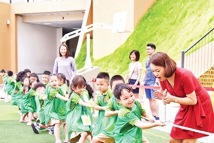 Học sinh tham gia trải nghiệm để tuyển sinh vào lớp 1 ở Trường Marie Curie. (Ảnh NGUYỄN LIÊN)