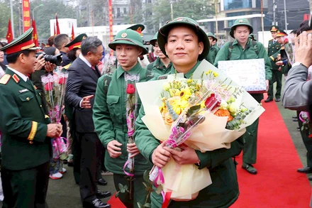 Những gương mặt rạng rỡ và tự hào của thanh niên Thủ đô khi tham gia nghĩa vụ. (Ảnh PHẠM KIÊN)