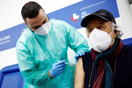 Nhiều nước triển khai tiêm mũi vắc-xin tăng cường. (Ảnh REUTERS)