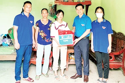 Đoàn Thanh niên huyện Yên Bình (Yên Bái) tặng quà em Đặng Thị Thanh Thúy, lớp 12A3, Trường THPT Cảm Nhân, thí sinh có hoàn cảnh khó khăn tham dự kỳ thi tốt nghiệp THPT năm 2023. 