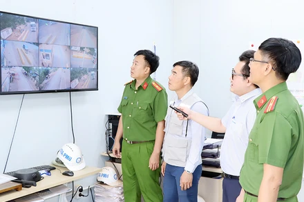 Cán bộ, chiến sĩ Đồn Công an sân bay Long Thành phối hợp Ban Quản lý Dự án sân bay kiểm soát phương tiện ra vào khu vực dự án.