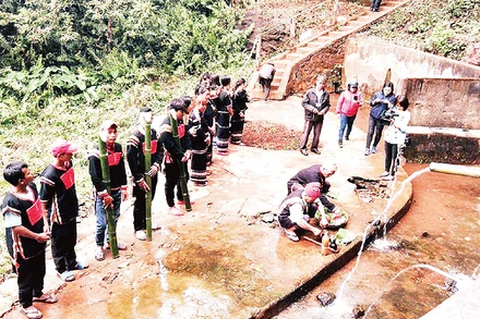 Đồng bào Ê Đê ở thị xã Buôn Hồ, Đắk Lắk tổ chức lễ cúng bến nước.