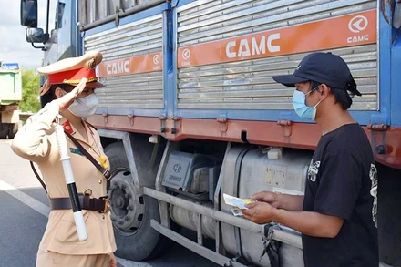 Nữ Cảnh sát giao thông (Phòng Cảnh sát giao thông Công an tỉnh Quảng Nam) thực hiện nhiệm vụ tuần tra, kiểm soát bảo đảm tình hình an ninh trật tự giao thông. (Ảnh XUÂN MAI)