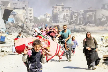 Người dân Gaza phải di dời do xung đột leo thang. (Ảnh REUTERS)