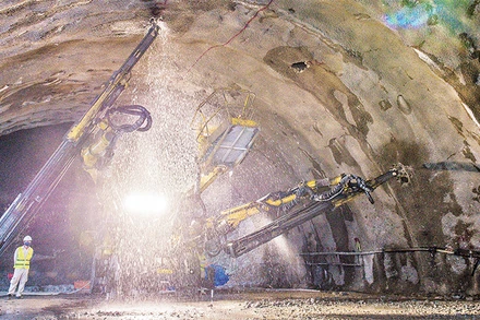 Nỗ lực thi công hầm số 3, công trình hầm lớn trên đường bộ cao tốc bắc-nam, đoạn Quảng Ngãi-Hoài Nhơn nhằm bảo đảm tiến độ.