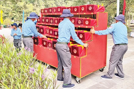 Đưa hài cốt các liệt sĩ về nơi an nghỉ cuối cùng tại Nghĩa trang Liệt sĩ Đồi 82 (Tân Biên, Tây Ninh).