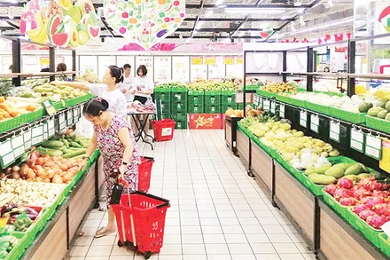 Người dân tìm mua thực phẩm tại một siêu thị Co.opmart ở miền bắc.