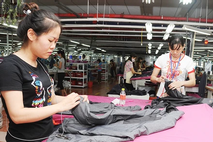 May áo xuất khẩu ở Công ty cổ phần Tổng công ty May Bắc Giang. (Ảnh TRẦN QUỐC)