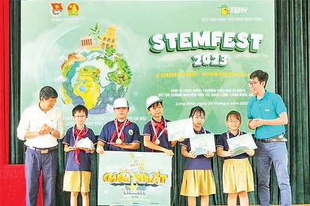 Học sinh trải nghiệm kỹ năng nghiên cứu khoa học 