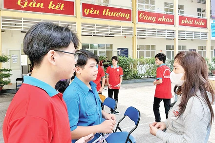 Đội tình nguyện viên của Trung tâm Giáo dục thường xuyên Chu Văn An tư vấn, giới thiệu thông tin với phụ huynh học sinh.