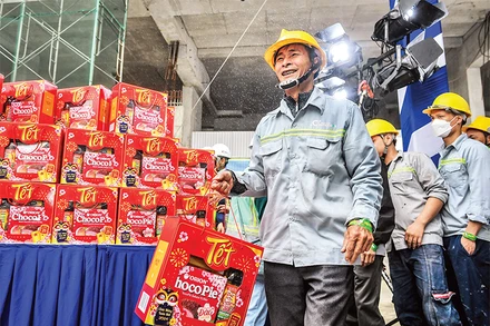 Nhận được những món quà ý nghĩa trong chương trình Xây Tết 2024 do Báo Nhân Dân phối hợp Tập đoàn Coteccons tổ chức, công nhân công trường Ecopark đều vui mừng và phấn khởi. (Ảnh: THÀNH ĐẠT) 