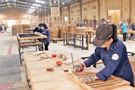 Sản xuất gỗ tại Công ty cổ phần chế biến gỗ nội thất Pisico (Khu công nghiệp Phú Tài, thành phố Quy Nhơn).