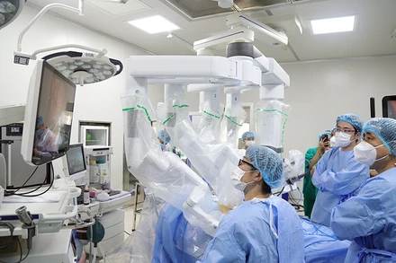 Các chuyên gia Bệnh viện K và Bệnh viện Đại học Nagoya (Nhật Bản) phối hợp phẫu thuật nội soi robot cho bệnh nhân ung thư.