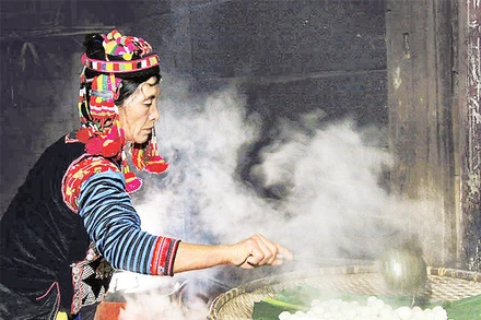 Bánh trôi là vật phẩm không thể thiếu trong mâm dâng cúng tổ tiên được phụ nữ dân tộc Hà Nhì chuẩn bị rất cẩn thận.