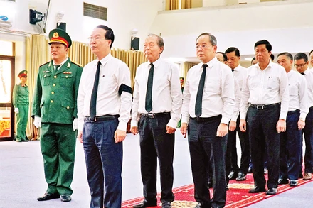 Chủ tịch nước Võ Văn Thưởng đến viếng đồng chí Lê Phước Thọ. (Ảnh TTXVN)