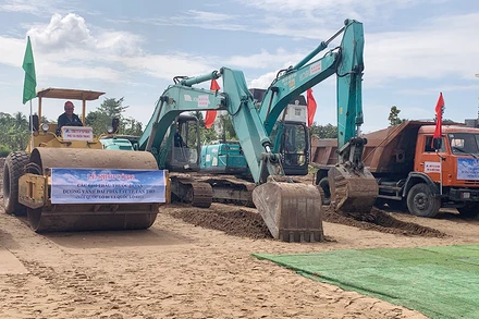 Công trình đường vành đai phía tây TP Cần Thơ khởi công hơn sáu tháng nhưng chưa triển khai thi công.