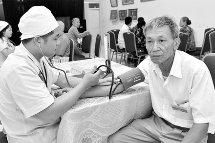 Khám bệnh, phát thuốc cho người cao tuổi trên địa bàn quận Thanh Xuân (Hà Nội). (Ảnh: THANH TRÚC)