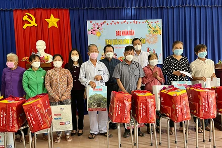 Báo Nhân Dân phối hợp Huyện ủy Gò Dầu tặng quà gia đình chính sách.