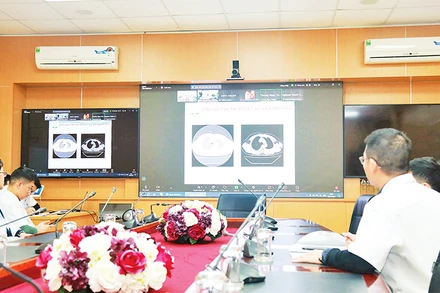 Các bác sĩ Bệnh viện Hữu nghị Việt Đức và Bệnh viện đa khoa Sơn La hội chẩn cấp cứu nạn nhân vụ tai nạn giao thông qua hệ thống Telemedicine.