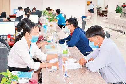 Trung tâm hành chính công tỉnh Tiền Giang góp phần giải quyết nhanh thủ tục cho các tổ chức, cá nhân.
