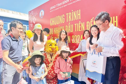 Lãnh đạo tỉnh Bình Thuận lì xì cho du khách "xông đất" Bình Thuận vào mồng 1 Tết Giáp Thìn 2024 tại ga Phan Thiết.