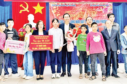 Đoàn công tác trao quà Tết tặng trẻ em tại Làng Nuôi dạy trẻ mồ côi Hoa Phượng, TP Hải Phòng. (Ảnh NGÔ QUANG DŨNG) 