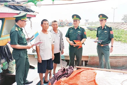Lực lượng Bộ đội Biên phòng tỉnh Thái Bình tuyên truyền hoạt động trên biển đúng pháp luật cho ngư dân.