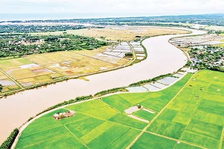 Sông Bến Hải uốn lượn mềm mại đoạn chảy qua các xã đồng bằng trù phú.