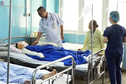 Các học sinh ở xã Trường Sơn (huyện Quảng Ninh, tỉnh Quảng Bình) bị bỏng do chế tạo pháo nổ được điều trị tại Bệnh viện hữu nghị Việt Nam-Cuba Đồng Hới. 