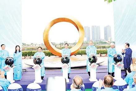 Các đại biểu thực hiện nghi thức công bố Biểu tượng Hữu nghị quốc tế diễn ra tại Thành phố Hồ Chí Minh ngày 24/9/2024. (Ảnh VGP/VŨ PHONG)